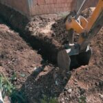 Ekskavatorists optisko tīklu izbūves būvdarbos